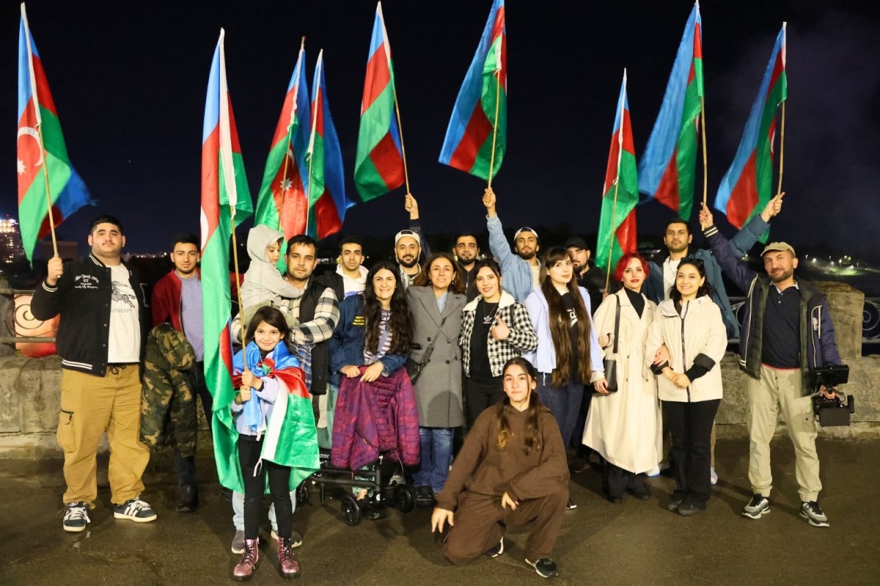 Niaqara şəlaləsi Azərbaycan bayrağının rəngləri ilə işıqlandırılıb - FOTOLAR